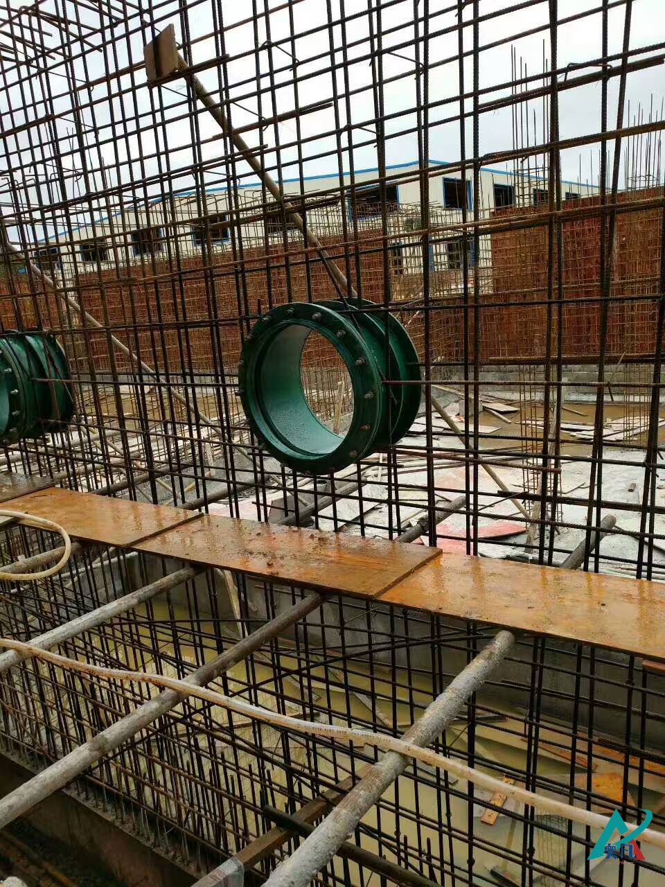 柔性防水套管安裝現場.jpg
